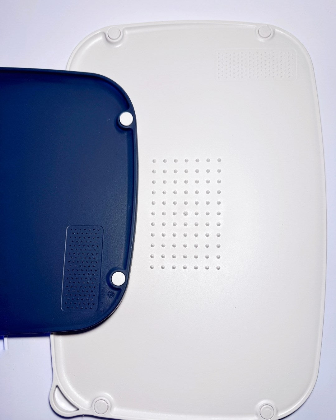 Kaymaz Ayaklı Çift Taraflı Renkli Plastik Kesme ve Doğrama Tahtası – Kaydırmaz Taban, Sarımsak Ezme Alanlı