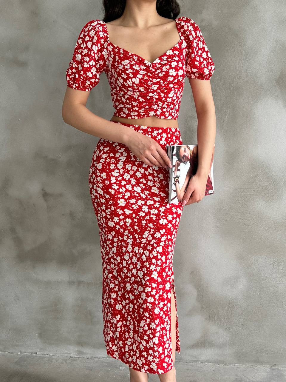 Kadın Kırmızı Çiçek Desenli Yırtmaçlı Etekli Crop Bluz İkili Takım