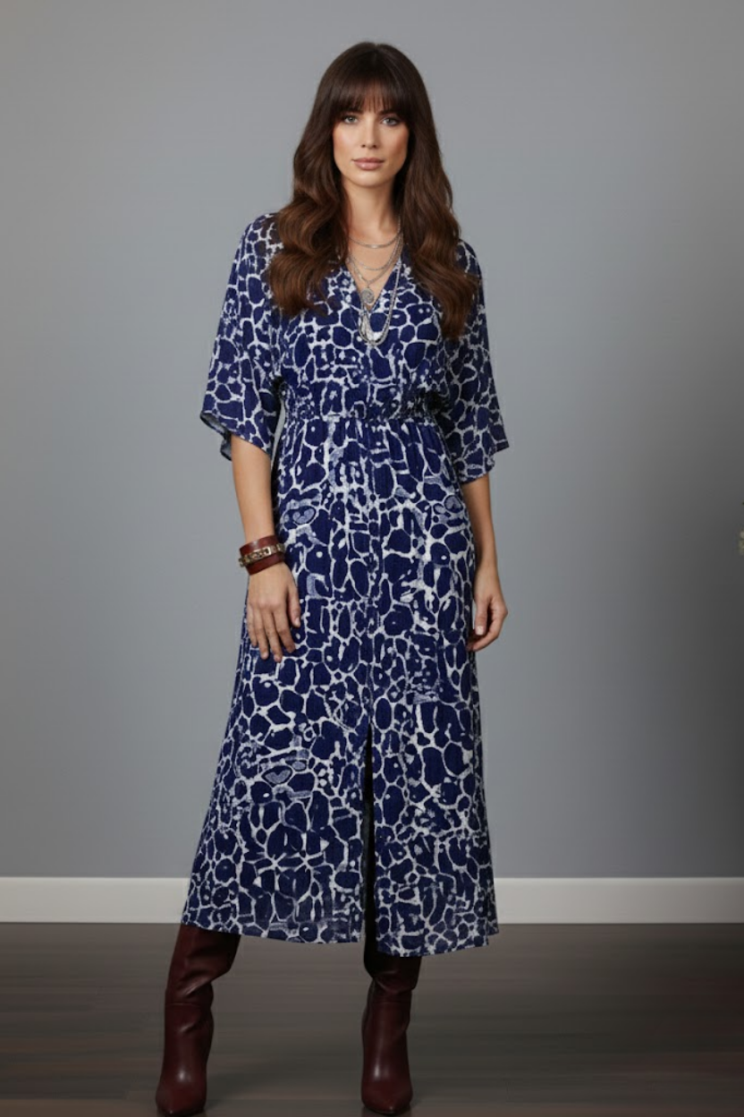 Kadın Lacivert Desenli Bürümcük Kumaş Kruvaze Yaka Yarasa Kol Önden Yırtmaçlı Uzun Midi Elbise