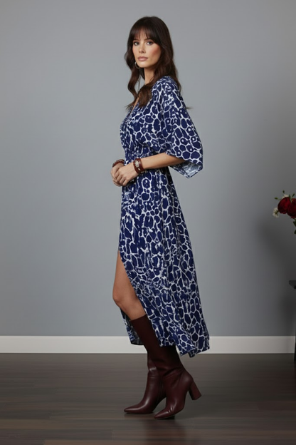 Kadın Lacivert Desenli Bürümcük Kumaş Kruvaze Yaka Yarasa Kol Önden Yırtmaçlı Uzun Midi Elbise