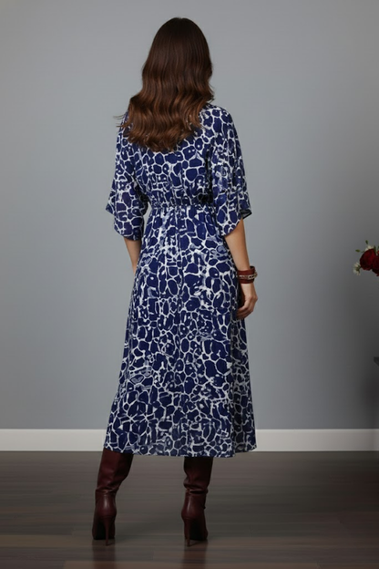 Kadın Lacivert Desenli Bürümcük Kumaş Kruvaze Yaka Yarasa Kol Önden Yırtmaçlı Uzun Midi Elbise