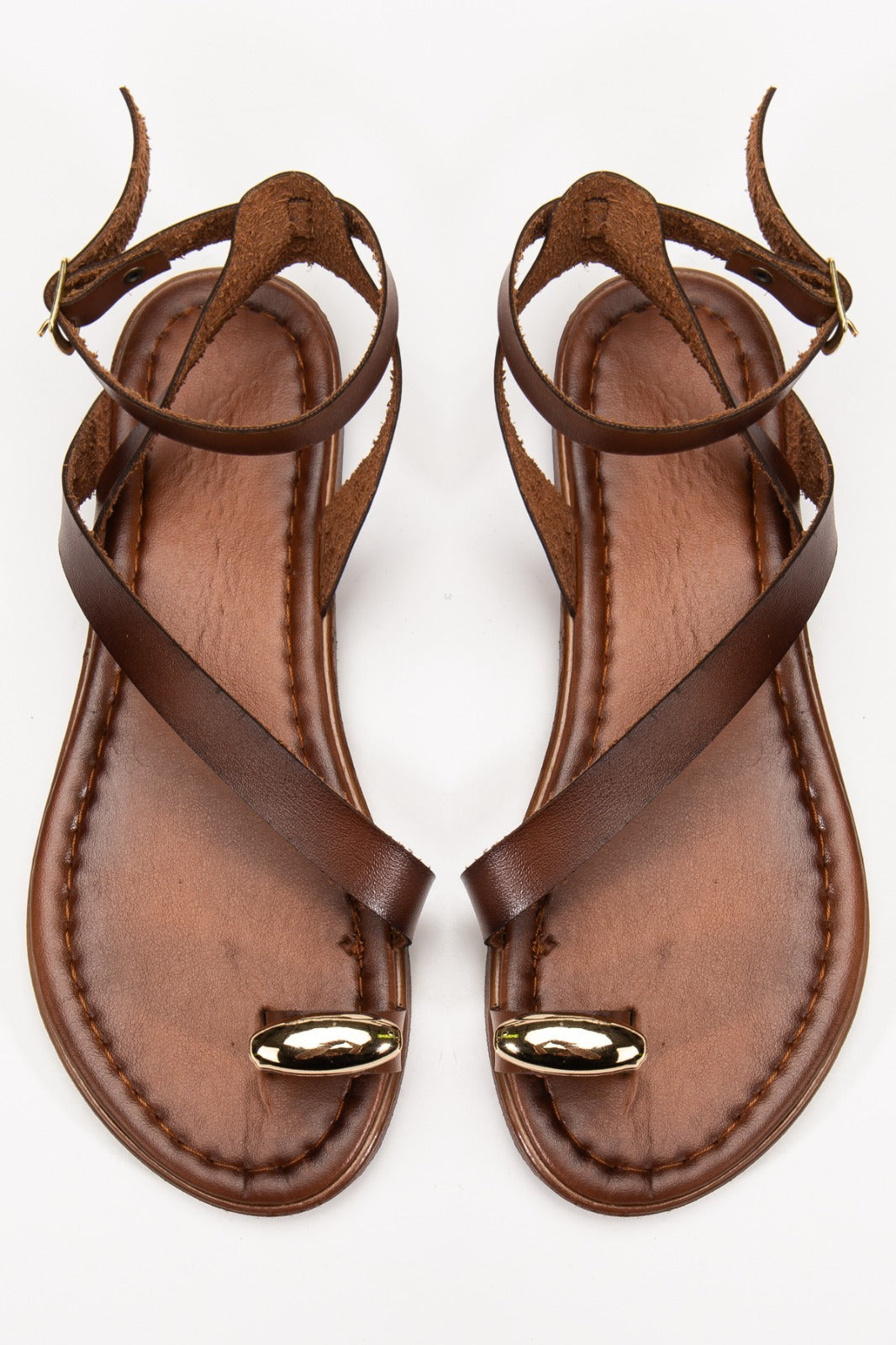 Kahverengi Deri Parmak Arası Sandalet - Gold Yüzük Aksesuarlı Bilekten Bağlamalı Günlük Kadın Sandalet