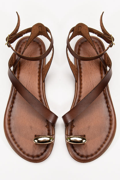 Kahverengi Deri Parmak Arası Sandalet - Gold Yüzük Aksesuarlı Bilekten Bağlamalı Günlük Kadın Sandalet