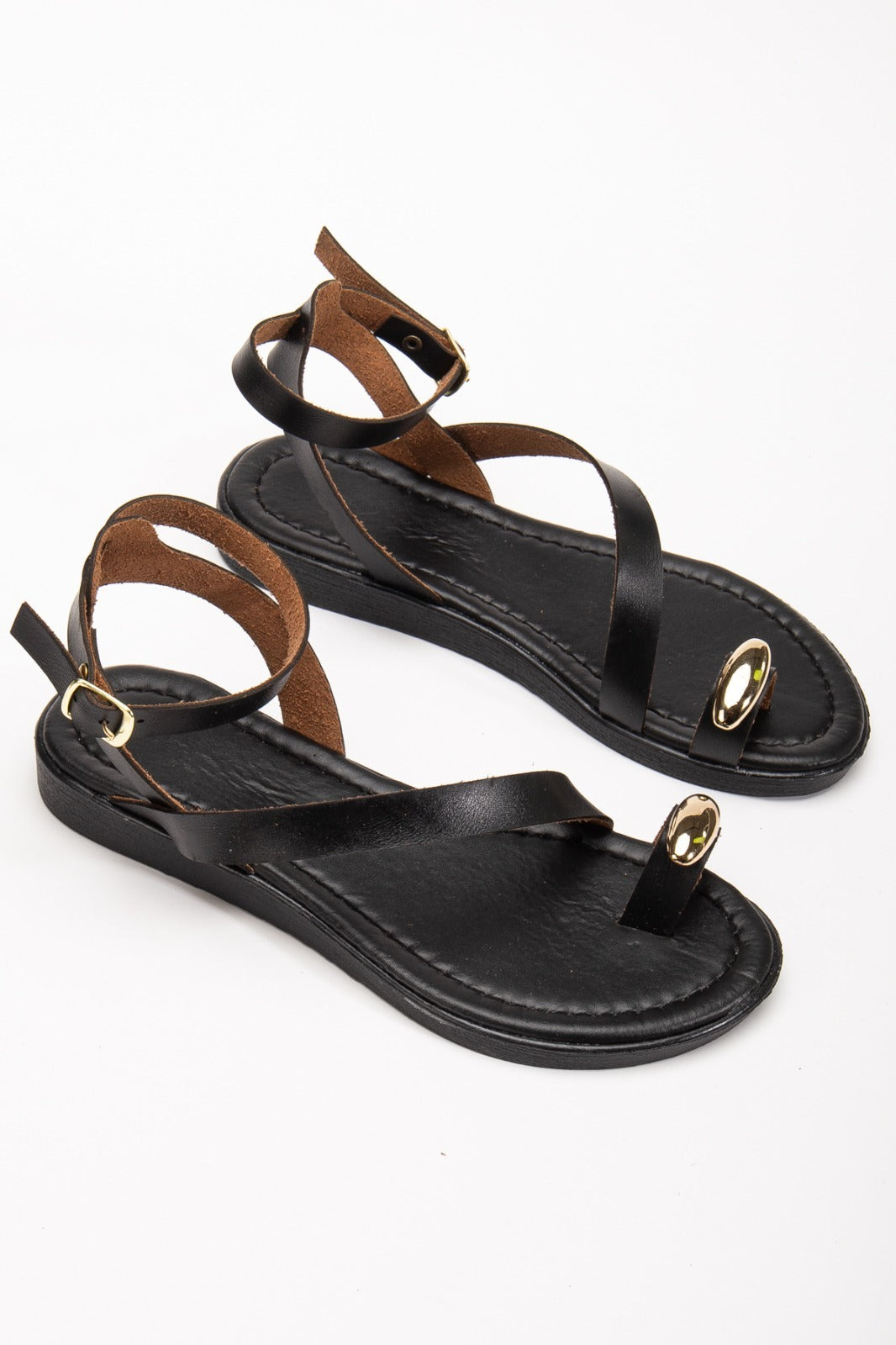 Siyah Mat Deri Parmak Arası Sandalet - Gümüş Yüzük Detaylı ve Ayarlanabilir Tokalı Kadın Sandalet