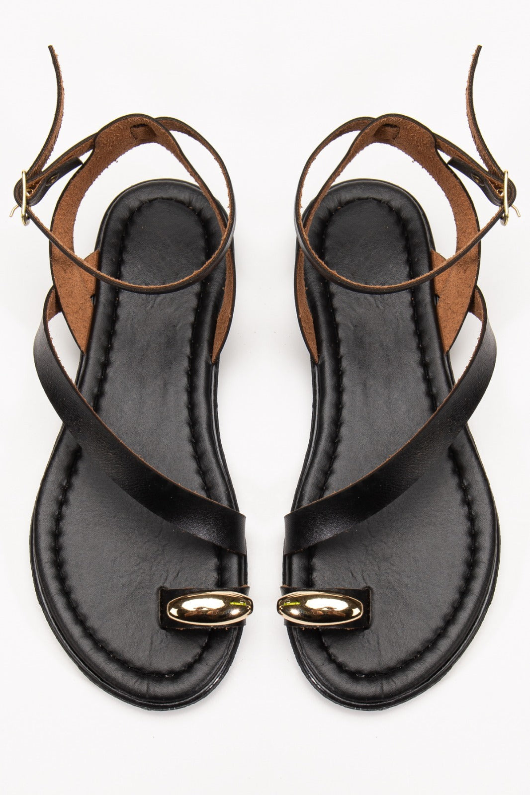 Siyah Mat Deri Parmak Arası Sandalet - Gümüş Yüzük Detaylı ve Ayarlanabilir Tokalı Kadın Sandalet