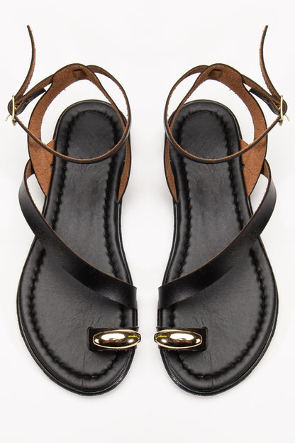 Siyah Mat Deri Parmak Arası Sandalet - Gümüş Yüzük Detaylı ve Ayarlanabilir Tokalı Kadın Sandalet