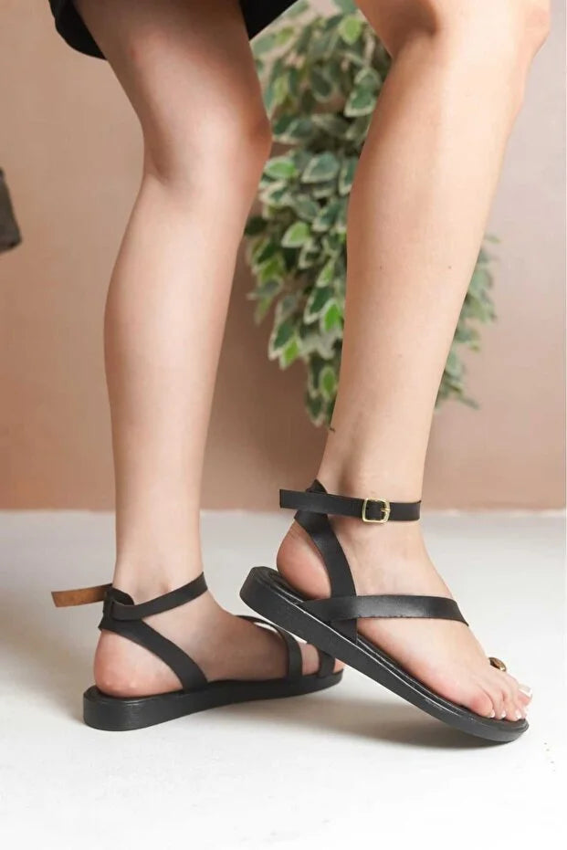 Siyah Mat Deri Parmak Arası Sandalet - Gümüş Yüzük Detaylı ve Ayarlanabilir Tokalı Kadın Sandalet