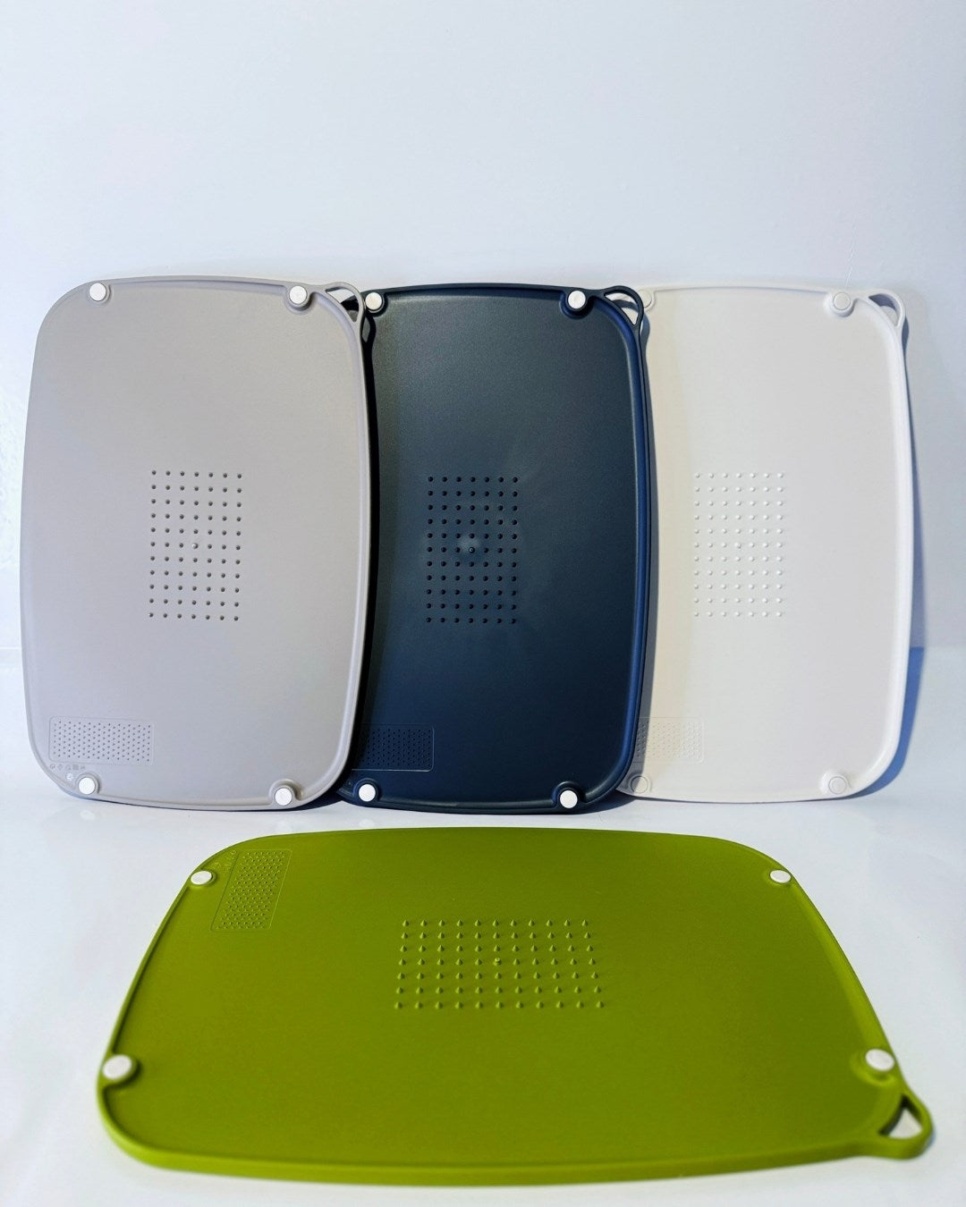 Kaymaz Ayaklı Çift Taraflı Renkli Plastik Kesme ve Doğrama Tahtası – Kaydırmaz Taban, Sarımsak Ezme Alanlı