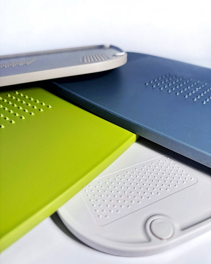 Kaymaz Ayaklı Çift Taraflı Renkli Plastik Kesme ve Doğrama Tahtası – Kaydırmaz Taban, Sarımsak Ezme Alanlı