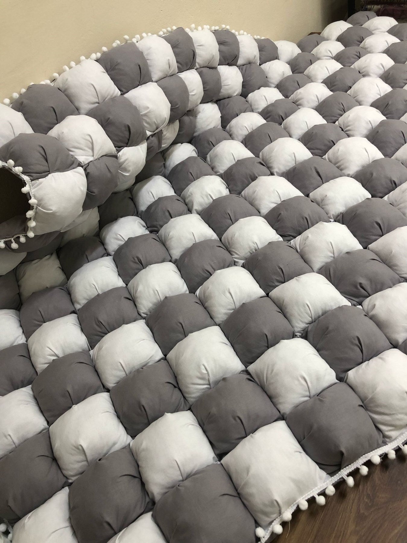 GRİ-BEYAZ 40 YAMA BEBEK YORGANI , BEBEK MİNDERİ