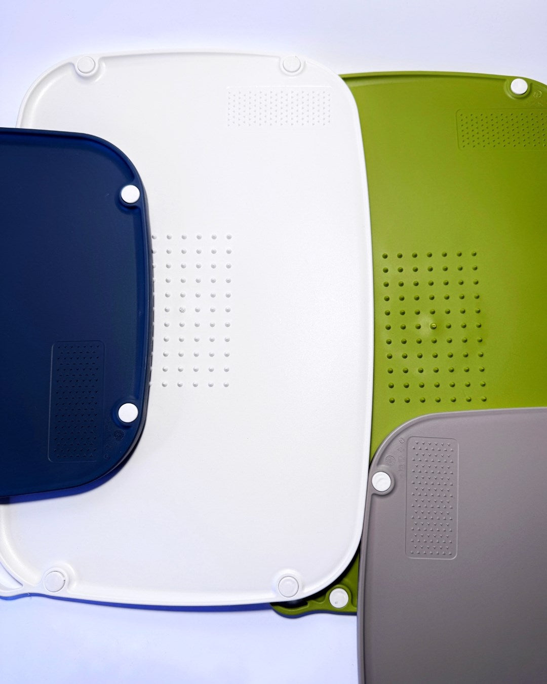 Kaymaz Ayaklı Çift Taraflı Renkli Plastik Kesme ve Doğrama Tahtası – Kaydırmaz Taban, Sarımsak Ezme Alanlı